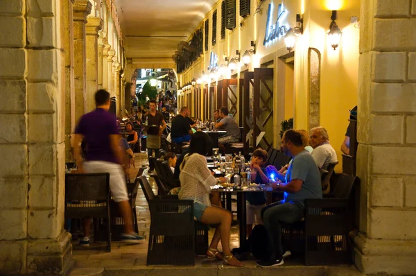 Corfu-augusti 25: Turister har sin måltid i en lokal restaurang på den 25 augusti, 2014 i Korfu stad på ön Korfu, Grekland. — Stockfoto