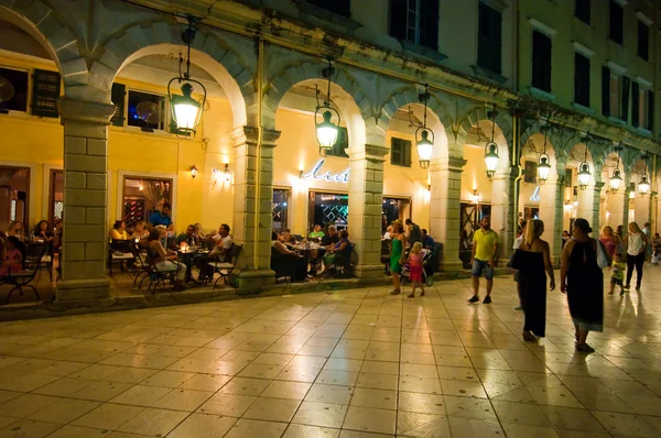 CORFU-AGOSTO 22: El Listón de Corfú en la noche en la ciudad de Kerkyra con la fila de restaurantes locales en agosto 22, 2014 en la isla de Corfú, Grecia . —  Fotos de Stock