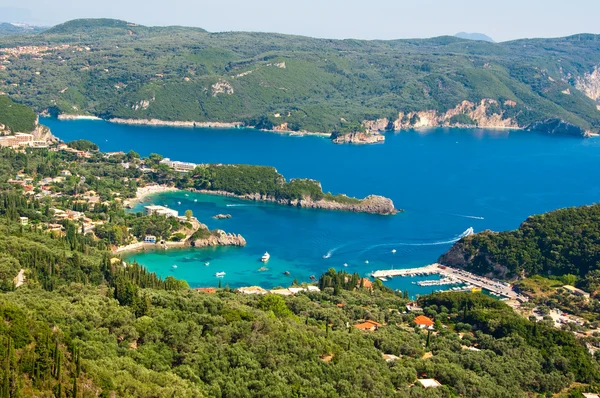 Spektakuläre Aussicht und üppiges Grün von Palaiokastritsa auf der Insel Korfu, Griechenland. — Stockfoto