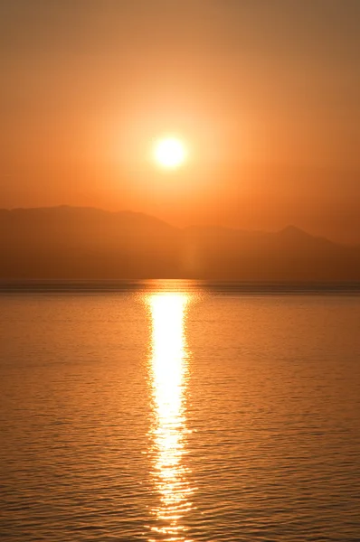 Восход солнца на воде. Греция . Лицензионные Стоковые Фото
