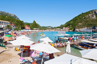 Corfu-Ağustos 26: Sandy Palaiokastritsa plaj Ağustos'ta 26,2014, Corfu, Yunanistan adada. Palaiokastritsa kuzey batısında Korfu ünlü plajları ile bir köydür.