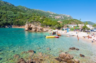 Corfu-Ağustos 26: Palaiokastritsa, insanlar sahilde Ağustos'ta güneşlenmek 26,2014, Corfu Island, Yunanistan. Palaiokastritsa kuzey batısında Korfu ünlü plajları ile bir köydür.