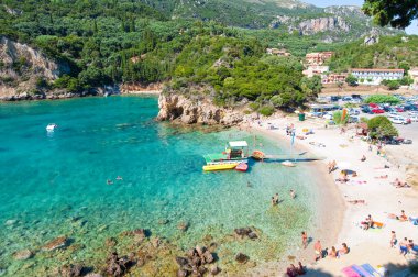 Corfu-Ağustos 26: Palaiokastritsa beach, turist sahilde Ağustos'ta güneşlenmek, Corfu, Yunanistan adada 26,2014. Palaiokastritsa kuzey batısında Korfu ünlü plajları ile bir köydür.