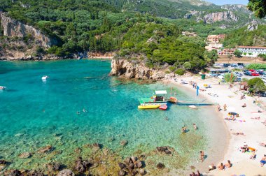 Corfu-Ağustos 26: Palaiokastritsa beach, tatilciler sahilde Ağustos'ta güneşlenmek 26,2014 Corfu Island, Yunanistan. Palaiokastritsa kuzey batısında Korfu ünlü plajları ile bir köydür.