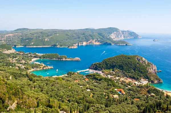 在希腊科孚岛，岛上的 Palaiokastritsa 海滩的全景视图. — 图库照片