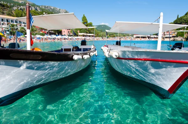 Praia de Palaiokastritsa com barcos na água em 26 de agosto de 2014 na ilha de Corfu, Grécia . — Fotografia de Stock