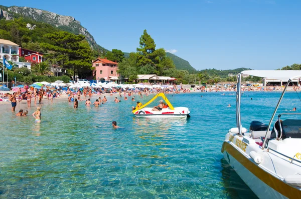 CORFU-AUGUST 26: View of the Palaiokastritsa beach, holidaymakers sunbathing on the beach August 26,2014 on Corfu, Greece. Palaiokastritsa is a village with famous beaches in the North West of Corfu. — Stock Photo, Image