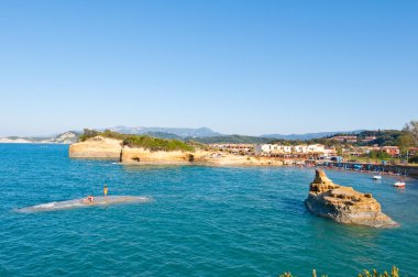 Kanal D'Amou ünlü koyları ile sidary tatil. Corfu, Yunanistan.