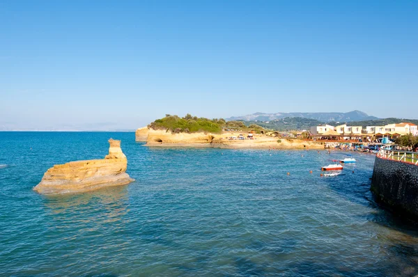 Sidary kumsalı, sahilde insanlar güneşlenmek. Corfu, Yunanistan. — Stok fotoğraf