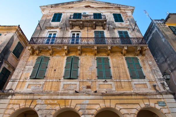 Fasad av den typiska venetianska byggnad i Korfu stad på ön Korfu, Grekland. — Stockfoto