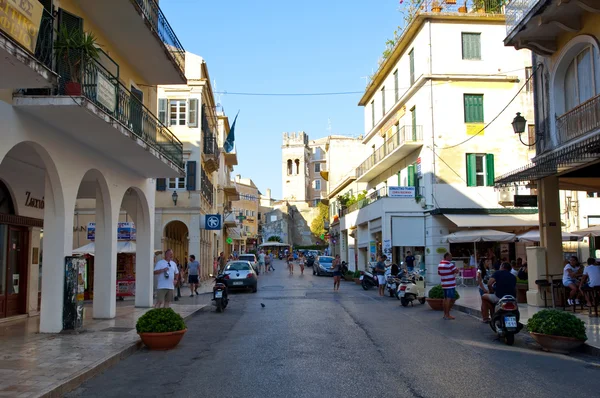 CORFU-AUGUST 27: Kerkyra old town in the midday with the row of souvenirs shops on August 27, 2014 on Corfu island, Greece. — Stock Photo, Image