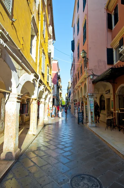 Corfu-augusti 27: Kerkyra smala gatan i gamla stan med ro av souvenir butiker den 27 augusti, 2014 på ön Korfu, Grekland. — Stockfoto