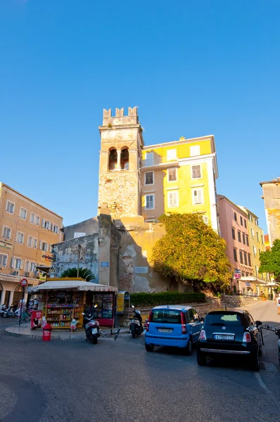 Corfu-augusti 27: Kerkyra skugga gatan i gamla stan under middagarna på den 27 augusti, 2014 på ön Korfu, Grekland. — Stockfoto