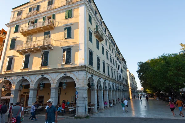 CORFU-AOÛT 27 : Le Liston de Corfou dans la ville de Kerkyra avec la rangée de restaurants locaux sur Août 27, 2014 sur l'île de Corfou, Grèce . — Photo