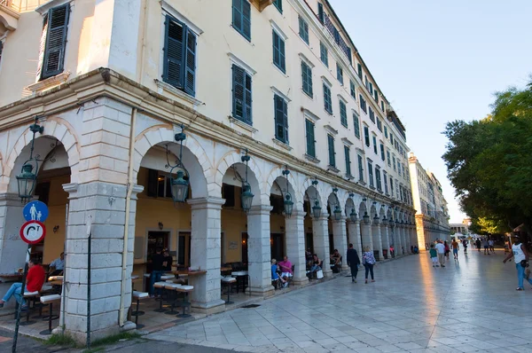 CORFU-AGOSTO 27: El Listón de Corfú en Kerkyra con la fila de restaurantes locales el 27 de agosto de 2014 en la isla de Corfú, Grecia . —  Fotos de Stock