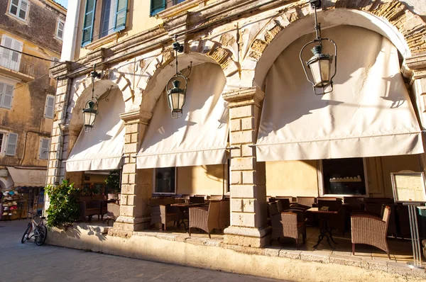 Restaurante acolhedor em de um típico edifício veneziano na cidade de Kerkyra, na ilha de Corfu, Grécia . — Fotografia de Stock