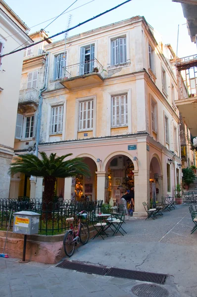 Corfu-augusti 27: Kerkyra skugga gatan i gamla stan den 27 augusti, 2014 på ön Korfu, Grekland. — Stockfoto