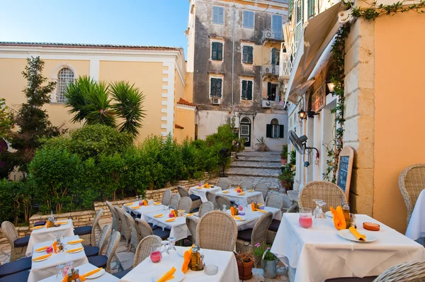 Il ristorante esterno sull'isola di Corfù, Grecia . — Foto Stock