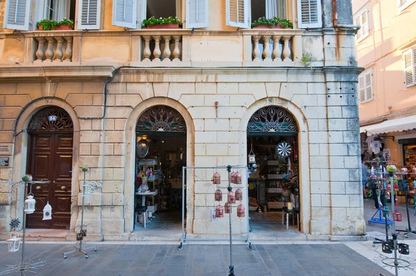 Corfu-Ağustos 27: Venedik Korfu şehir üzerinde 27 Ağustos 2014 Hatıra Eşyası mağazaları Corfu Island, Yunanistan sıra ile. — Stok fotoğraf