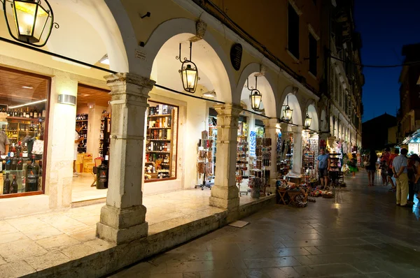 Corfu-Ağustos 27: Korfu kasabası üzerinde 27 Ağustos 2014 Hatıra Eşyası mağazaları Corfu Island, Yunanistan sıra ile. — Stok fotoğraf