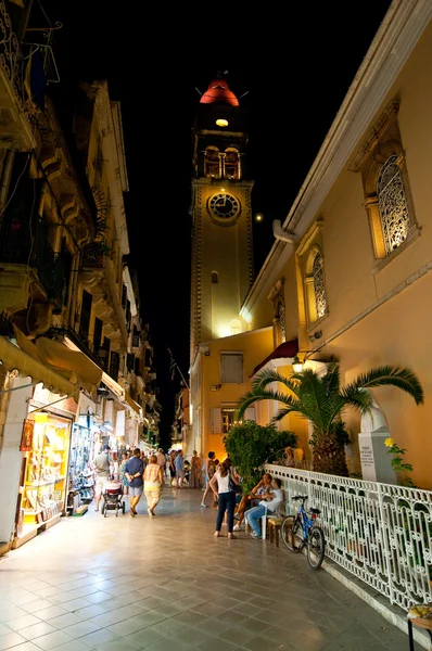 Corfu-27 augustus: De Sint Spyridon kerk nachts op augustus 27,2014 op het eiland Corfu, Griekenland. De Sint Spyridon kerk is een Grieks-orthodoxe kerk gelegen in Corfu, Griekenland. — Stockfoto