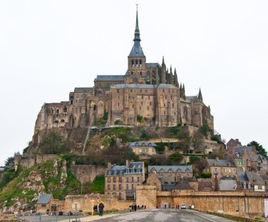 Saint Michael'ın Dağı kış aylarında causeway üzerinden. Normandy, Fransa.
