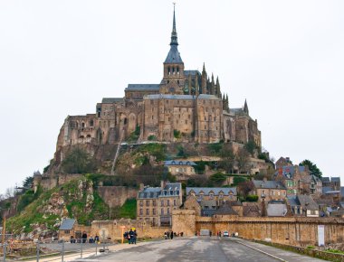 Saint Michael'ın takma causeway kötü hava sırasında. Normandy, Fransa.