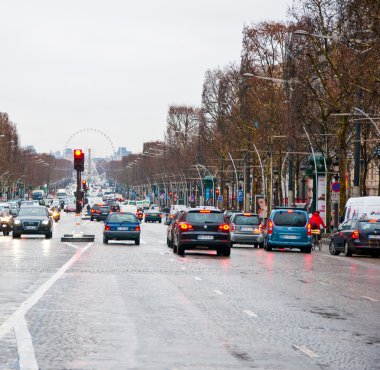 PARIS-JANUARY 10: Traffic on the Avenue des Champs-Élysées in a bad weather on January 10,2013 in Paris.