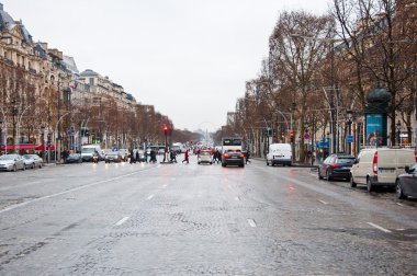 Paris-Ocak 10: Avenue des Champs-Élysées Ocak üzerinde kötü bir havada 10,2013. Paris, Fransa.