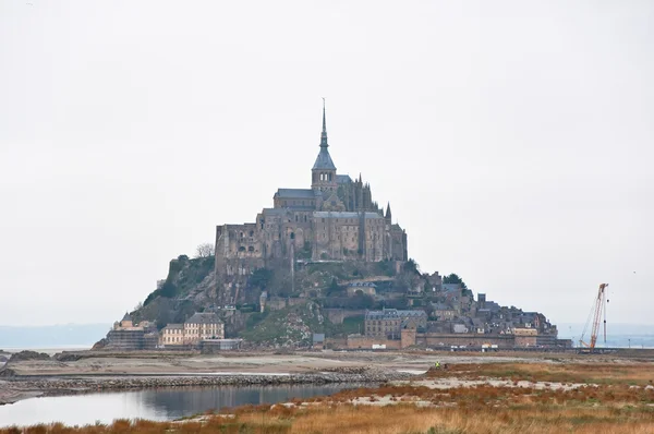 Saint Michael's Mount egy sziklás sziklán a felhő időben. Normandy, Franciaország. — Stock Fotó