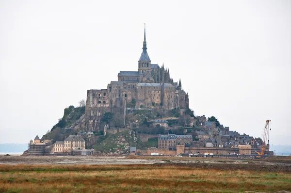 Szent Michael hegy egy sziklás sziklán a felhő időben a causeway. Normandy, Franciaország. — Stock Fotó