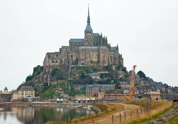 Saint Michael's Mount on a rocky cliff from the causeway in the middle winter. Normandy, France. — Stock Photo, Image