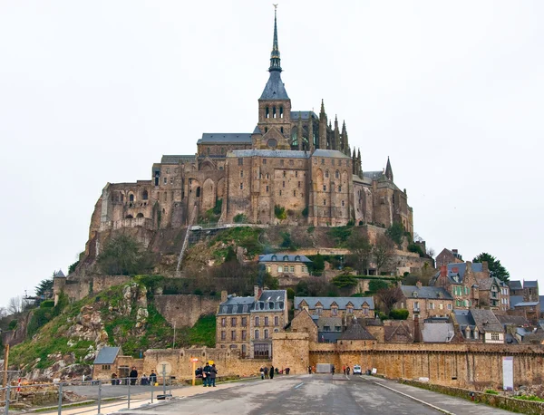 Mount Saint Michael του κατά τη διάρκεια της κακοκαιρίας από το causeway σε το. Νορμανδία, Γαλλία. — Φωτογραφία Αρχείου