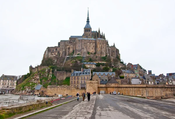 NORMANDY-JANUARY 7: Saint Michael 's Mount from the causeway in the winter. Norfely, France . — стоковое фото