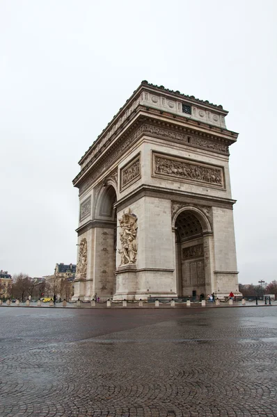 PARIS-JANUARY 10: The Arc de Triomphe, the southwest part on January 10,2013 in Paris. The Arc de Triomphe stands at the western end of the Champs-Élysées in Paris, France. — Stockfoto