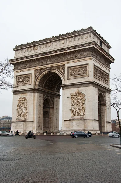 Parijs-januari 10: The Arc de Triomphe met verkeer rond op januari 10,2013 in Parijs. Frankrijk. — Stockfoto