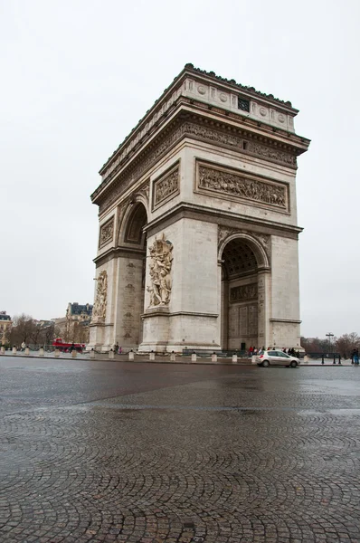 PARIS-JANUARY 10: The Arc de Triomphe on January 10,2013 in Paris. The Arc de Triomphe is situated at the western end of the Champs-Élysées in Paris, France. — Stock Photo, Image