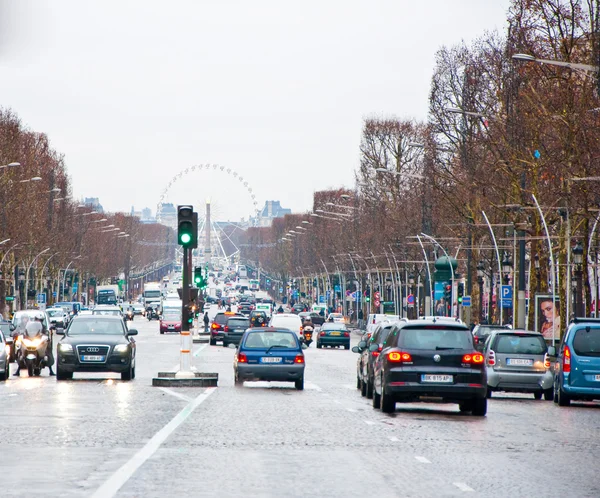 PARIS-JANUARY 10: The Avenue des Champs-Élysées towards the Place de la Concorde on January 10,2013. — Stockfoto