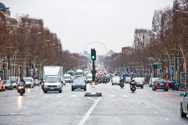 Parijs-januari 10: De Avenue des Champs-Élysées op januari 10,2013 in Parijs, Frankrijk. — Stockfoto