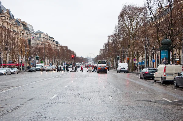 PARIS-JANEIRO 10: A Avenida dos Campeões-Élysées em mau tempo em 10 de janeiro de 2013. Paris, França . — Fotografia de Stock