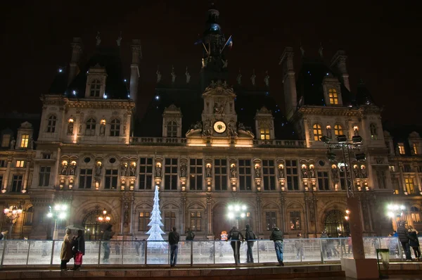 9 stycznia-Paryż: Paris lodowisko i oświetlony Hotel de ville w nocy stycznia 9,2012 w Paryżu. — Zdjęcie stockowe