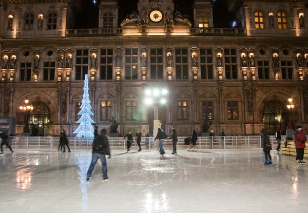 PARÍS-ENERO 9: Patinaje sobre hielo de Año Nuevo e iluminado el Hotel de ville por la noche el 9 de enero de 2012 en París . —  Fotos de Stock