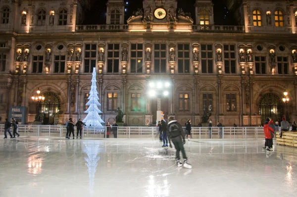 PARÍS-ENERO 9: Patinaje sobre hielo navideño e iluminación nocturna del Hotel de ville el 9 de enero de 2012 en París. Hotel de ville es el edificio que alberga la administración de la ciudad de París . —  Fotos de Stock