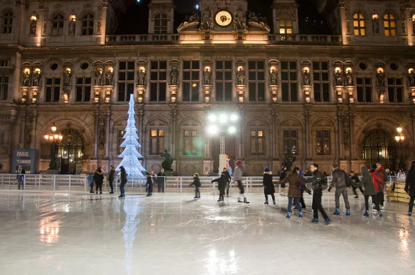 PARÍS-ENERO 9: La enorme pista al aire libre e iluminó el Hotel de ville por la noche el 9 de enero de 2012 en París . —  Fotos de Stock