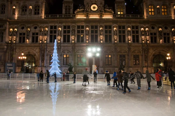 PARÍS-ENERO 9: Patinaje sobre hielo navideño e iluminación nocturna del Hotel de ville el 9 de enero de 2012 en París . —  Fotos de Stock