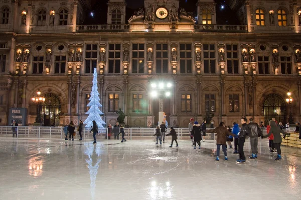 PARÍS-ENERO 9: Patinaje sobre hielo navideño e iluminación nocturna del Hotel de ville el 9 de enero de 2012 en París . —  Fotos de Stock