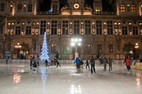 PARÍS-ENERO 9: Patinaje sobre hielo navideño e iluminación nocturna del Hotel de ville el 9 de enero de 2012 en París. Hotel de ville es el edificio que alberga la administración de la ciudad de París . —  Fotos de Stock