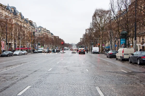 PARIS-JANUARY 10: The Avenue des Champs-Élysées in a bad weather on January 10,2013 in Paris. Стокове Фото