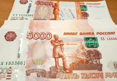 Rus beş bin ruble Lirası masanın üstünde.
