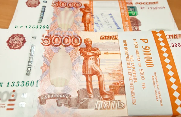 Российские купюры на пять тысяч рублей на столе . — стоковое фото
